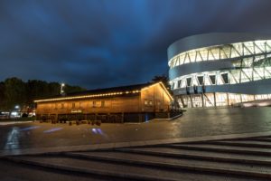 IlViaggiatoreMagazine-Edificio della Mercedes Benz illuminato-Stoccarda