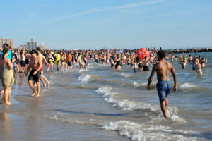 IlViaggiatoreMagazine-Bagno di Capodanno nell'Oceano-New York City-capodanno a new york