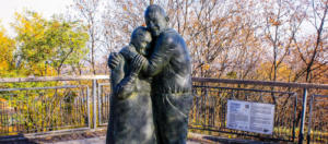 IlViaggiatoreMagazine-Statua di Luigi e Mokryna-Kyiv-Ucraina