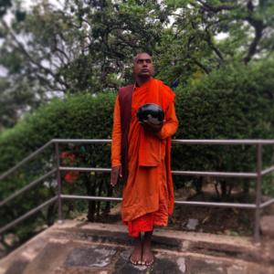 Nepal-monaci all'uscita del Tempio di Swayambounath