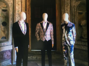 Manichini indossano abiti creati la Luigi Bianchi Mantova Sartoria con tessuti ispirati ai dipinti