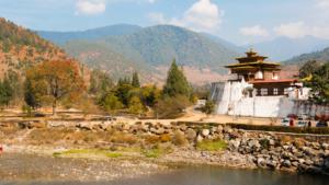 Dzong nelle campagne bhutanesi ©Pradip Kar