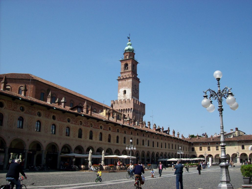 Il Viaggiatore Magazine - Piazza Ducale - Torre del Bramante, Vigevano