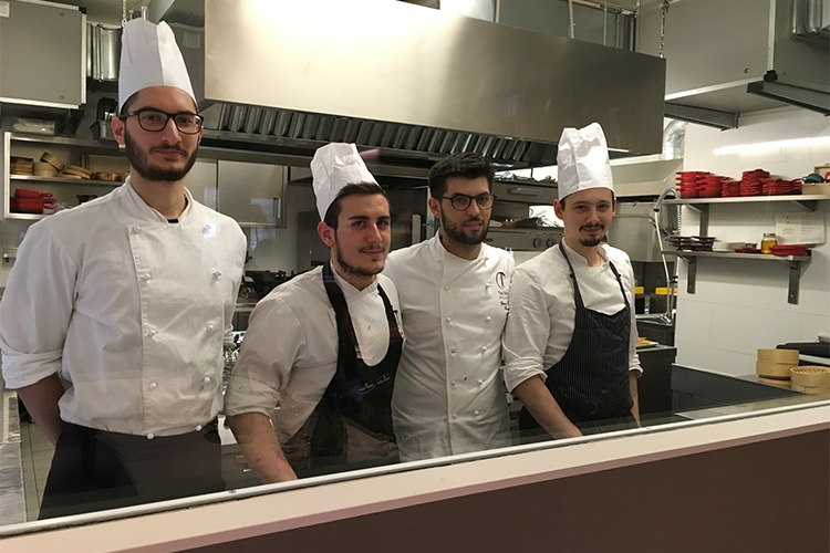 Il Viaggiatore Magazine - Ristorante Tre Cristi - Chef Davide Pisani con la sua brigata - Milano