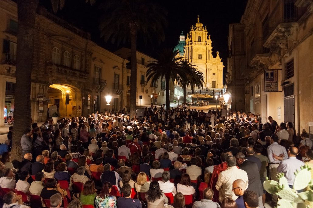 Il Viaggiatore Magazine - Manifestazione "A tutto volume" - Duomo di San Giorgio - Ragusa Ibla