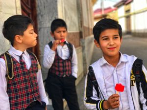 Il Viaggiatore - Bambini uzbeki all'uscita della scuola - Samarcanda, Uzbekistan