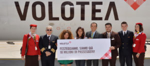 Il Viaggiatore Magazine - Equipe Volotea con viaggiatrice vincitrice - Venezia