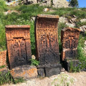 Il Viaggiatore Magazine-Khachkar intorno al Monastero Sevanavank-Lago Sevan-Armenia