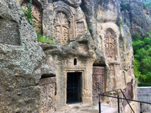 Il Viaggiatore Magazine-Khachkar scavati nella roccia-Monastero Ghegard-Armenia
