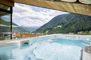 Il Viaggiatore Magazine - Chalet Salena Luxury & Private Lodge - Idromassaggio - Santa Maddalena - Val Casies, Bolzano - Foto Michael Huber