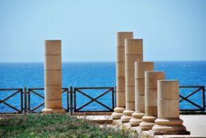 Il Viaggiatore Magazine-antiche colonne a Caesarea, tra Tel Aviv e Haifa-Israele
