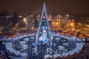 IlViaggiatoreMagazine-Albero di Natale illuminato-Vilnius-Foto di Saulius Ziura-natale in lituania