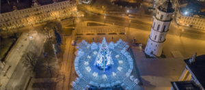 IlViaggiatoreMagazine-Albero di Natale illuminato-Vilnius-Foto di Saulius Ziura