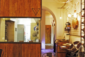 IlViaggiatoreMagazine-Sala ristorante e vista sulla cucina-Ristorante Valhalla-Milano