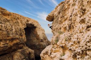 IlViaggiatoreMagazine-Cosa Fare A Malta-Giovane donna in arrampicata-Gozo