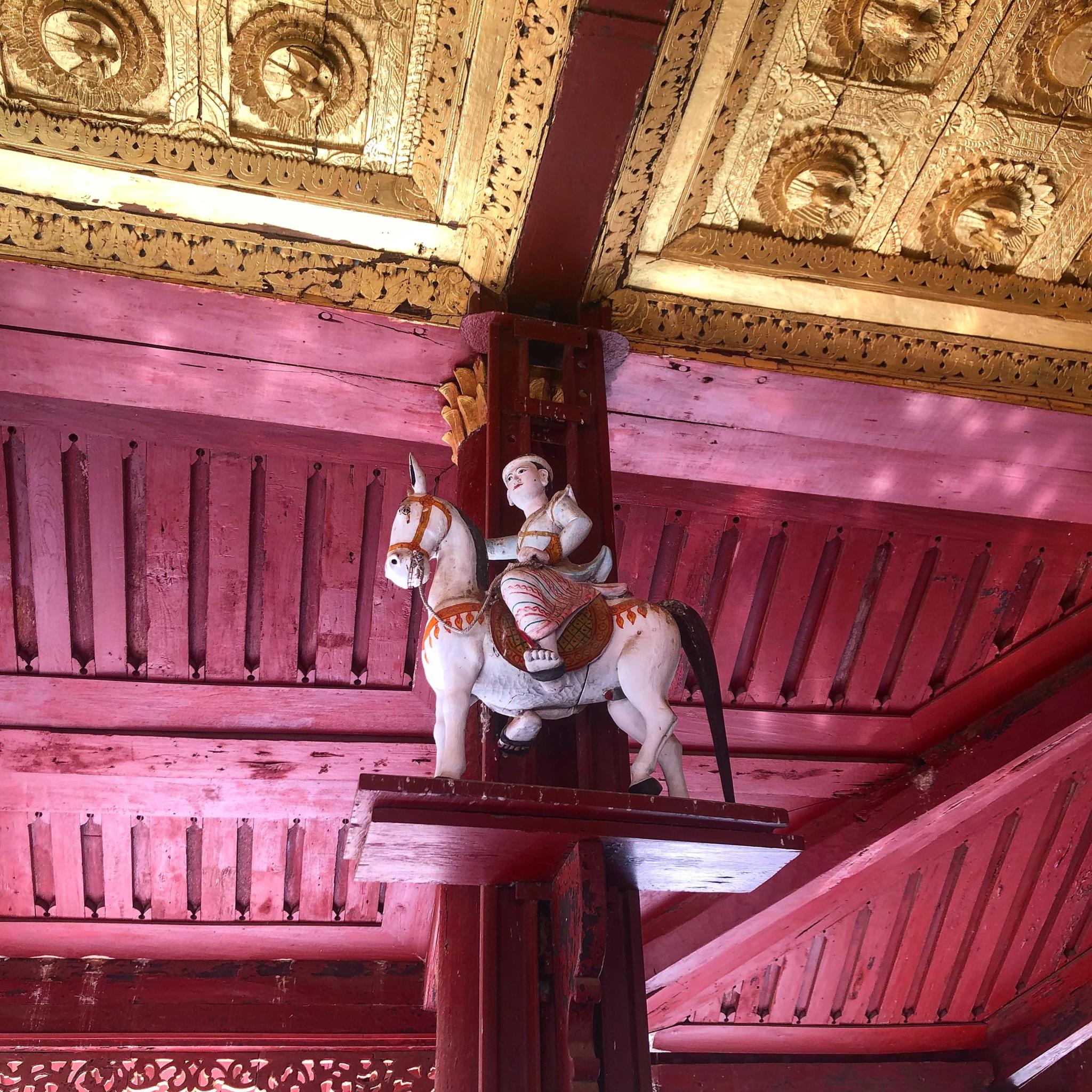 IlViaggiatoreMagazine-Decorazione all'interno di uno dei santuari della Pagoda Shwezigon-Bagan-Myanmar-Birmania