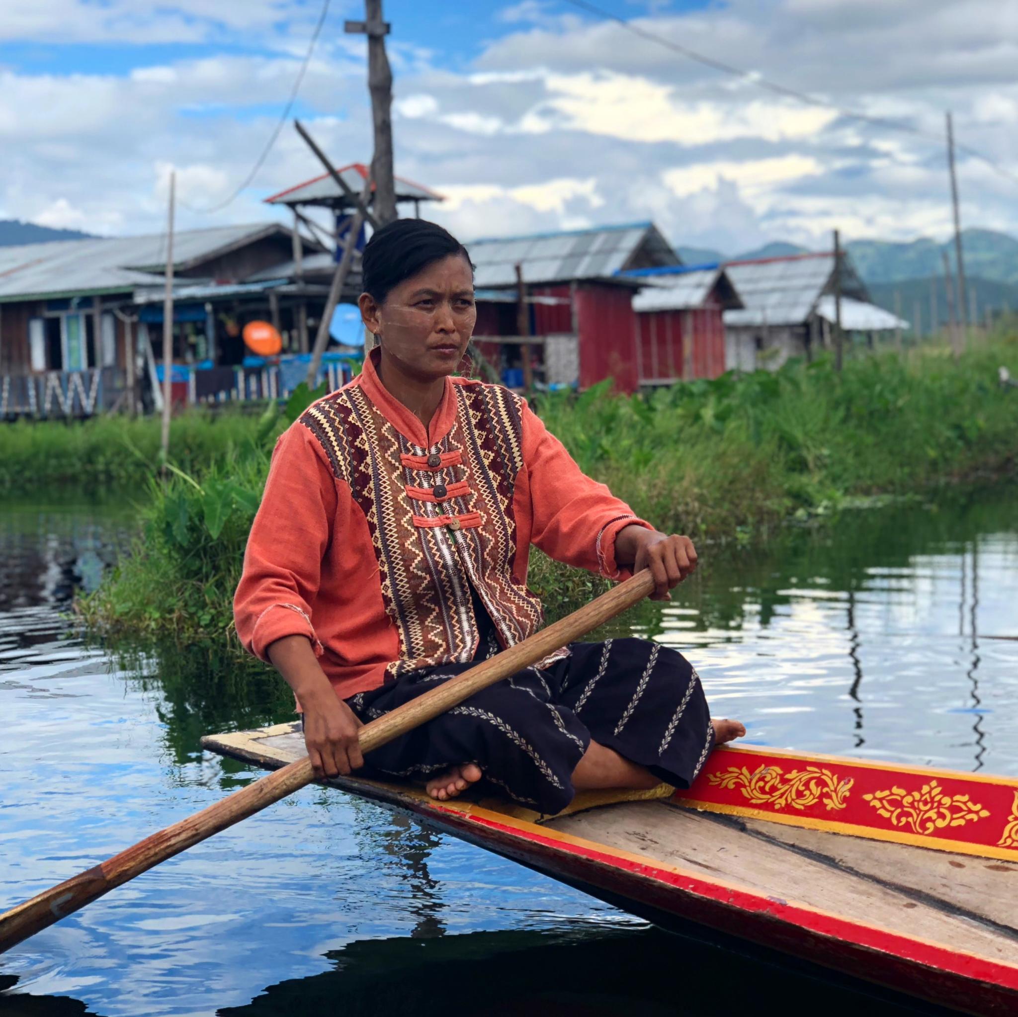 IlViaggiatoreMagazine-Donne guidano le "Inle Canoe Lady"-Lago Inle-Myanmar-Birmania