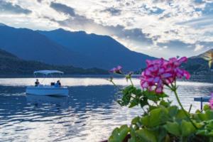 IlViaggiatoreMagazine-In barca elettrica sul Lago di Mergozzo-Val d'Ossola-Verbano-Cusio-Ossola-Foto di Marco Benedetto Cerini 