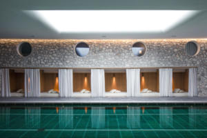 IlViaggiatoreMagazine-Piscina con alcove-Faloria Mountain Spa Resort-Cortina d'Ampezzo-Belluno