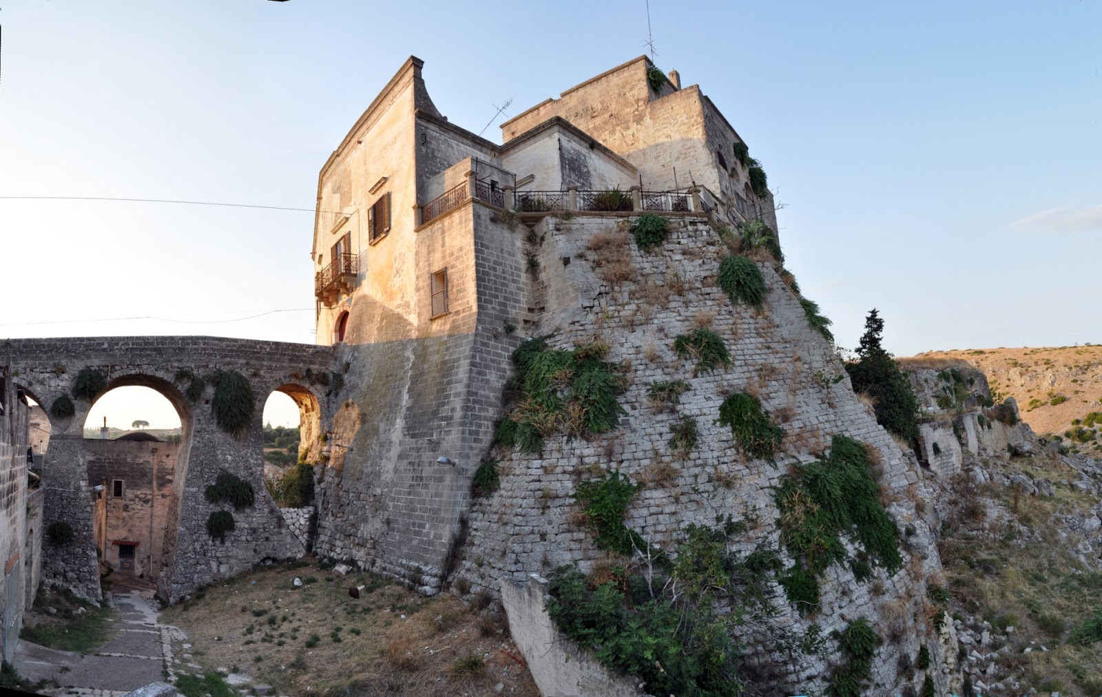 IlViaggiatoreMagazine-Castello che domina la gravina-Ginosa-Terra delle Gravine-Taranto