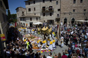 IlViaggiatoreMagazine-Infiorata di Spello-Processione-Spello-Perugia