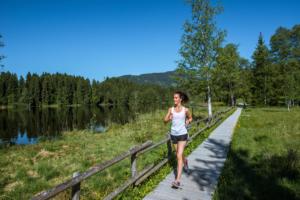 IlViaggiatoreMagazine-Running lungo lo Schwarzsee-Kitzbühel-Tirolo-Austria-Foto Michael Werlberger-Cosa fare a Kitzbühel