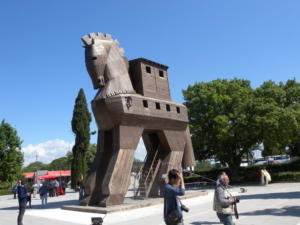 IlViaggiatoreMagazine-Il cavallo all'ingresso degli scavi-Troia-Truva-Turchia-Rotta di Enea