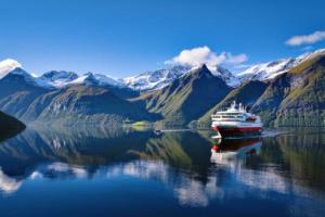 Hurtigruten in navigazione-Norvegia