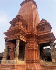  Nepal-Bhaktapur, nella piazza accanto al Tempio Nytapole