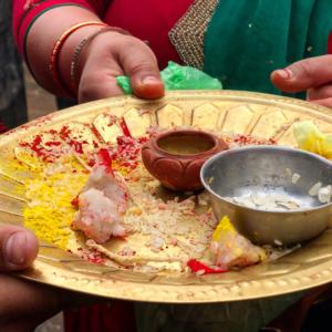 Nepal-puja dei fedeli nei templi