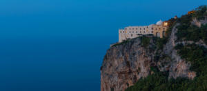 =Veduta notturna mozzafiato del Monastero Santa Rosa Hotel & Spa