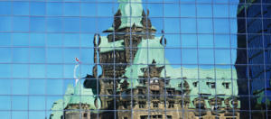 Immagine riflessa del Palazzo del Parlamento del Canada-Ottawa
