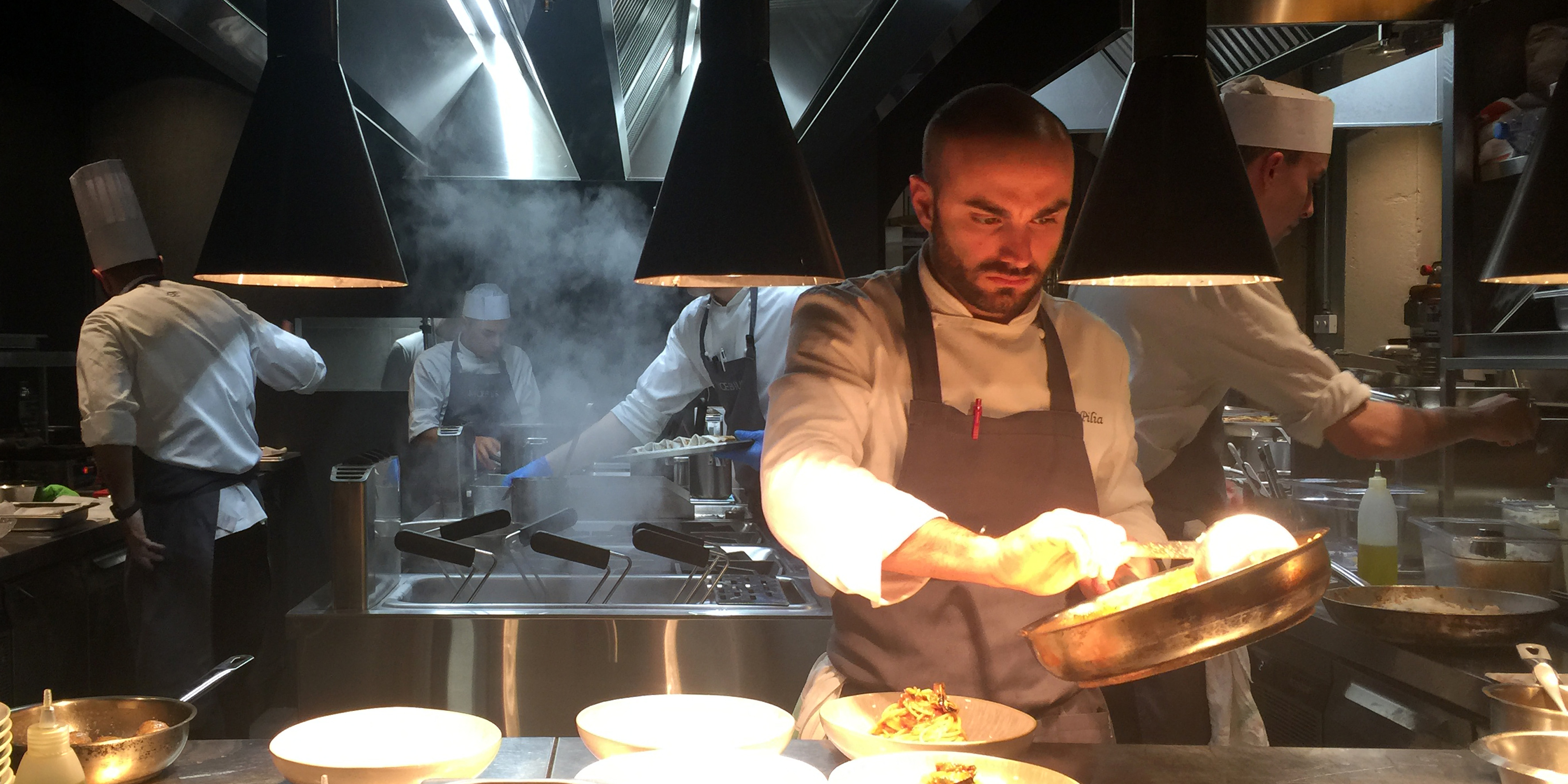 La brigata all'opera nella cucina sospesa-Concept Restaurant Moebius Milano