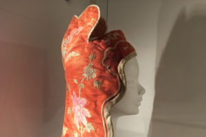 Copricapo Fengguo cappuccio da vento in seta imbottita di ovatta che copre orecchie e nuca del primo Novecento, usato nelle steppe delle regioni cinesi del Nord-Museo d’Arte Cinese ed Etnografico-Parma
