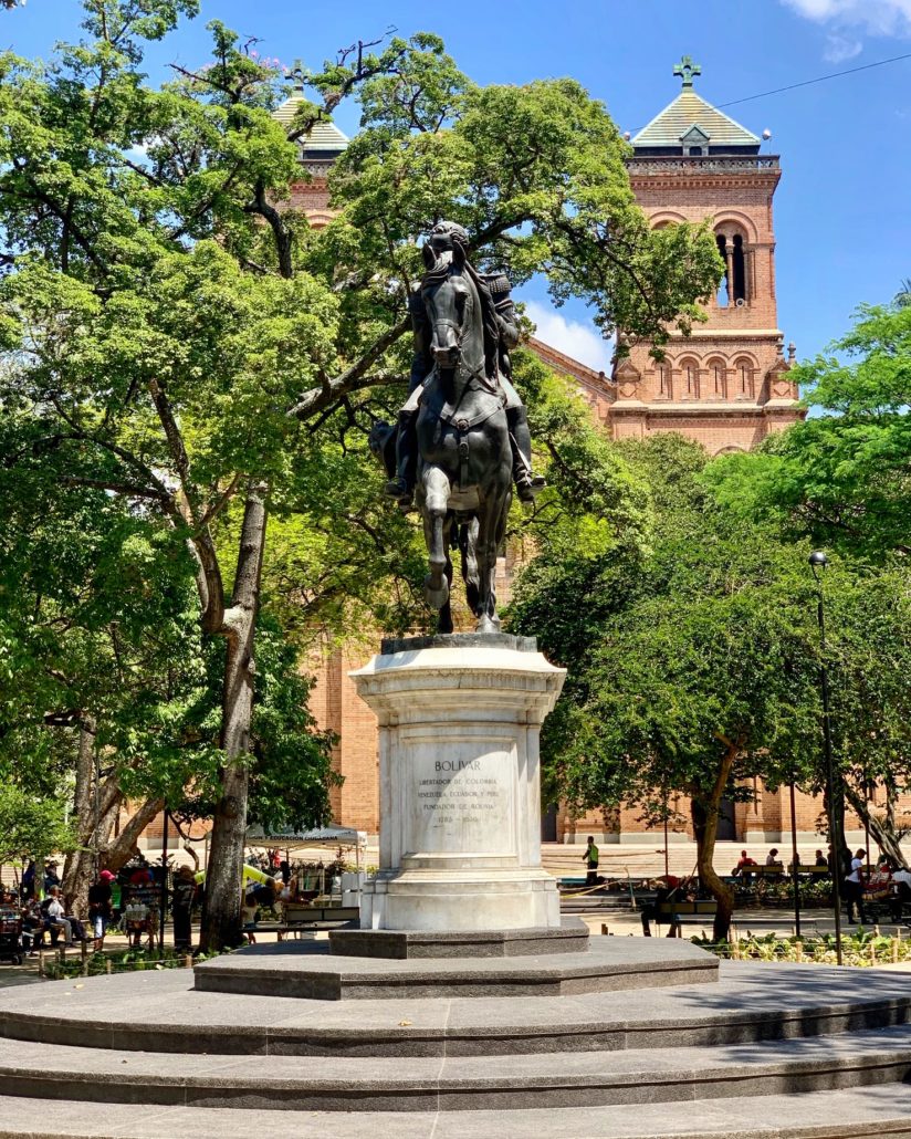 Statua di Simon Bolivar a Medellin. Alle spalle, la cattedrale metropolitana.