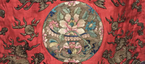 Tela di seta con ricami in filo d'oro e filati policromi realizzata in Cina con telaio manuale per abito liturgico taoista- Museo d’Arte Cinese ed Etnografico-Parma