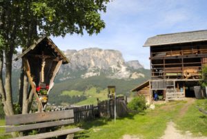 Maso e vista su San Leonardo- Foto Vittorio Galuppo-Alta Badia