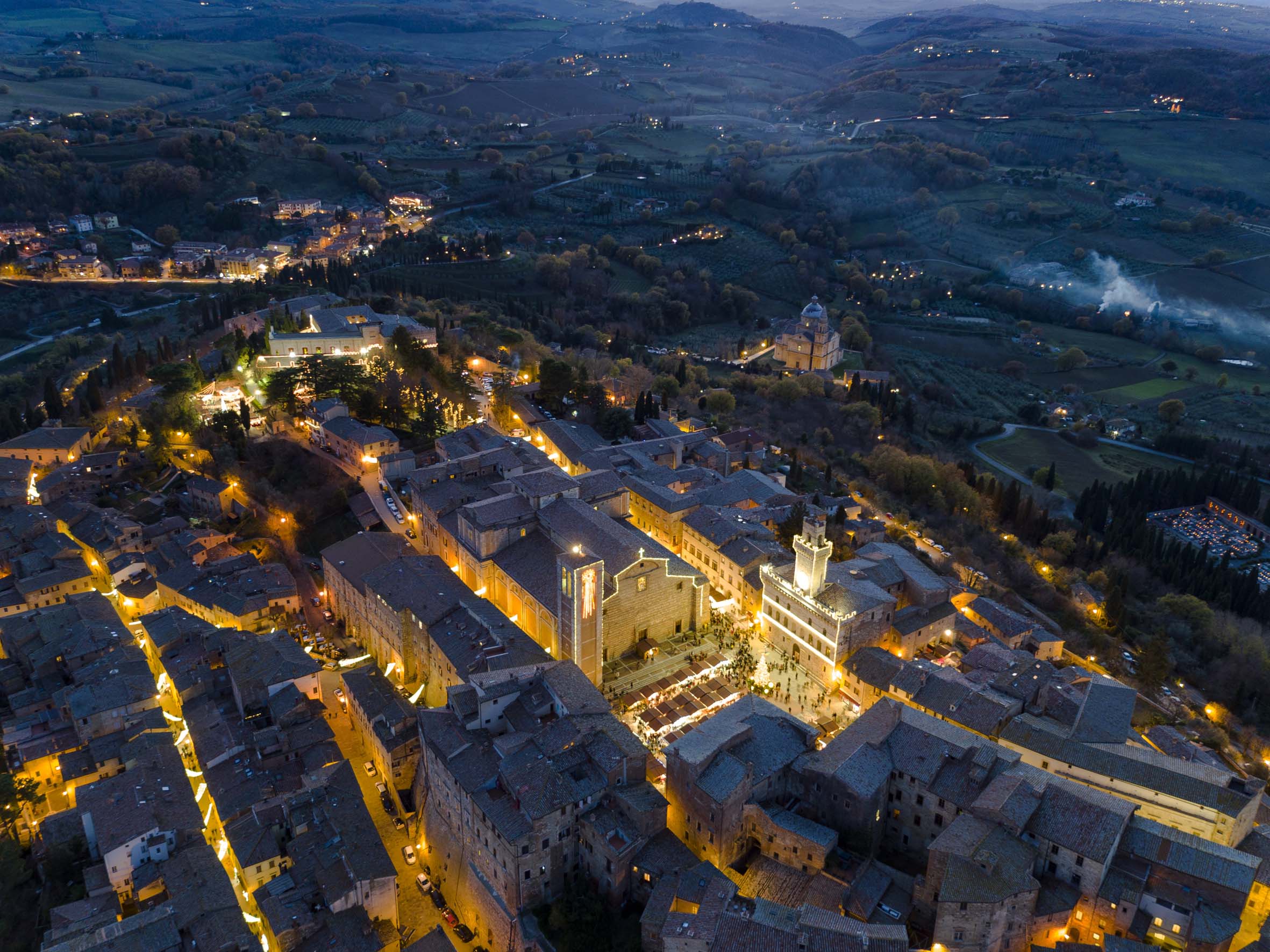 Montepulciano-Vista aerea notturna-Foto Morriconi