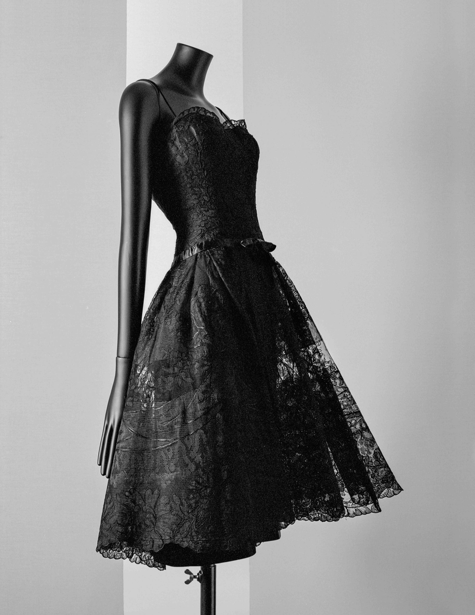 Coco Chanel, lezioni di moda: dal tubino nero alla borsa 2.55
