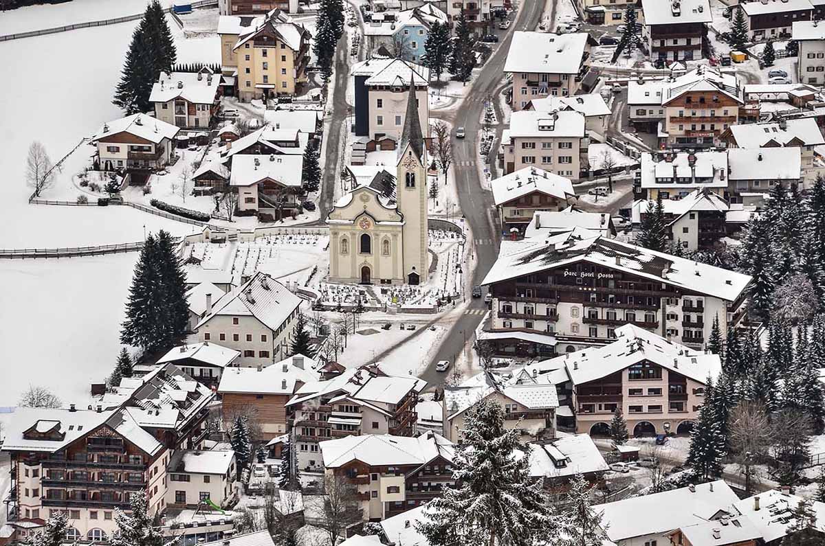 san-vigilio-di-marebbe-inverno-luoghi-e-viaggi-il-viaggiatore-magazine-paese