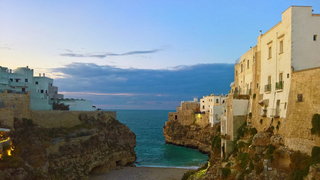 puglia last minute luoghi & viaggi il viaggiatore magazine cover