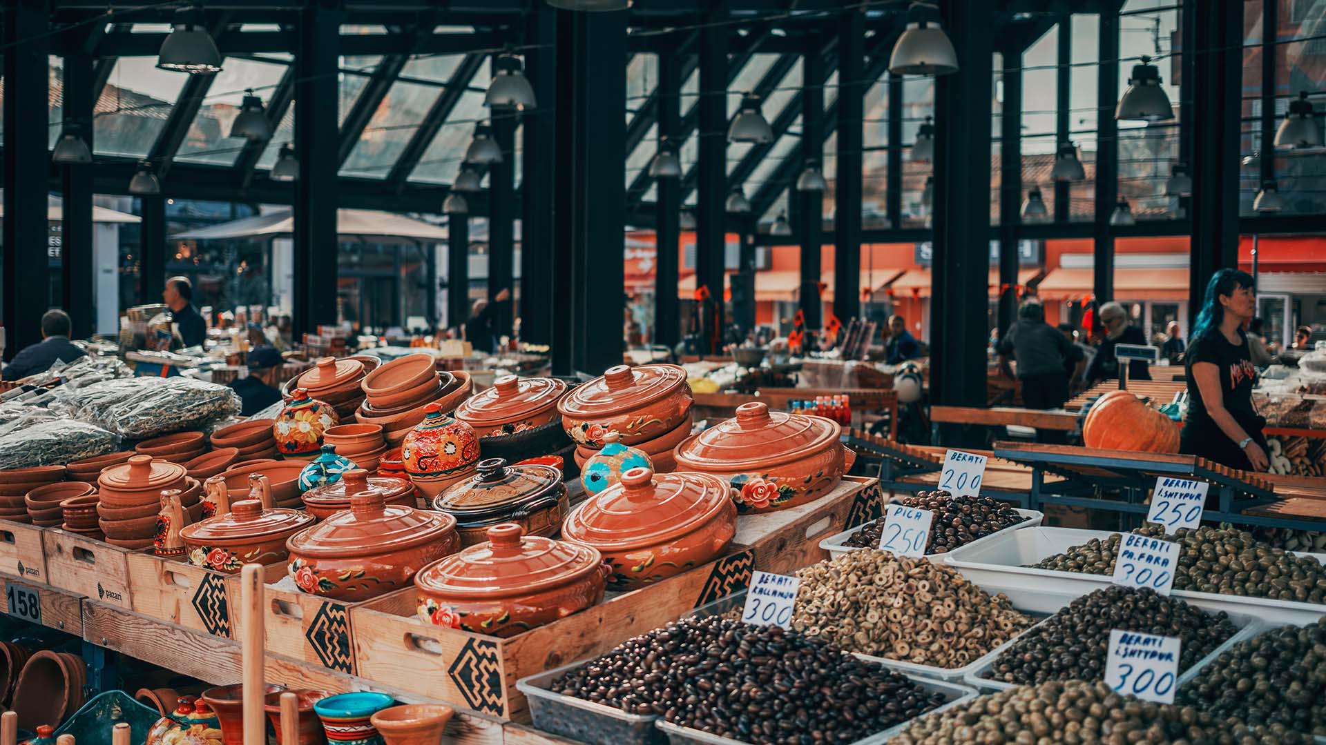 ristoranti-a-tirana-enogastronomia-e-dintorni-il-viaggiatore-magazine-copertina