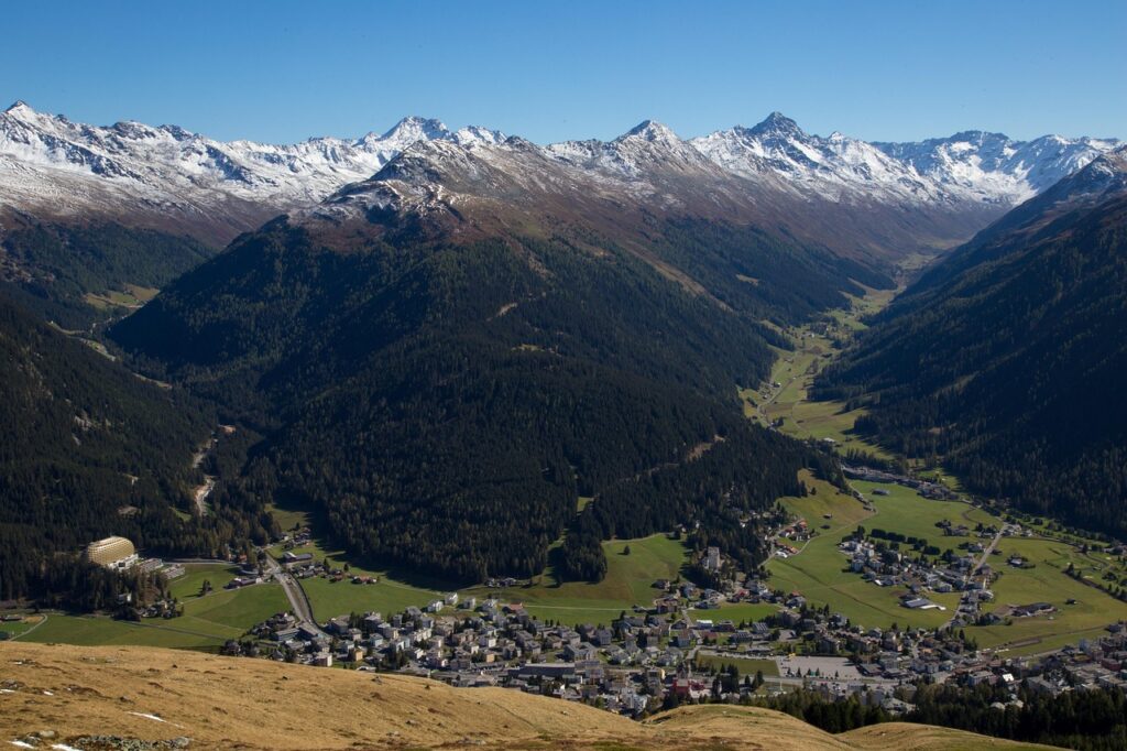 trenino-rosso-della-regione-albula-luoghi-e-viaggi-il-viaggiatore-magazine-davos