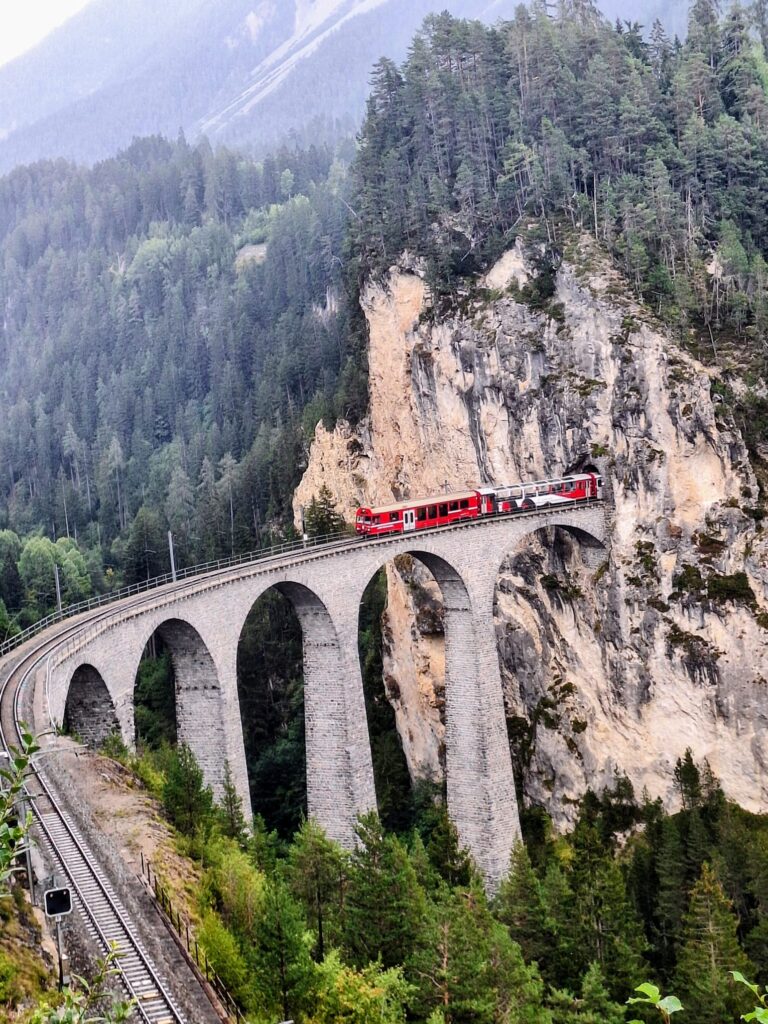 trenino-rosso-della-regione-albula-luoghi-e-viaggi-il-viaggiatore-magazine-treno